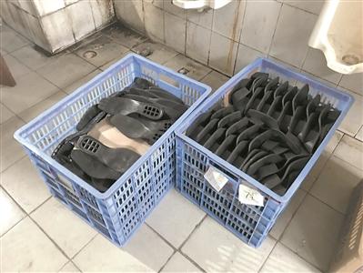             	环保执法人员在世全鞋材有限公司三楼男厕发现的贴有“1月31日”标签的待加工鞋料。东莞市环保局 “环保亮剑”百日行动即将结束，昨天上午，记者跟随市环保局环监分局会同监测中心站工作人员对党校附近的3家企业和东江边的东城洪梅裕景建筑材料经营部进行暗访复查