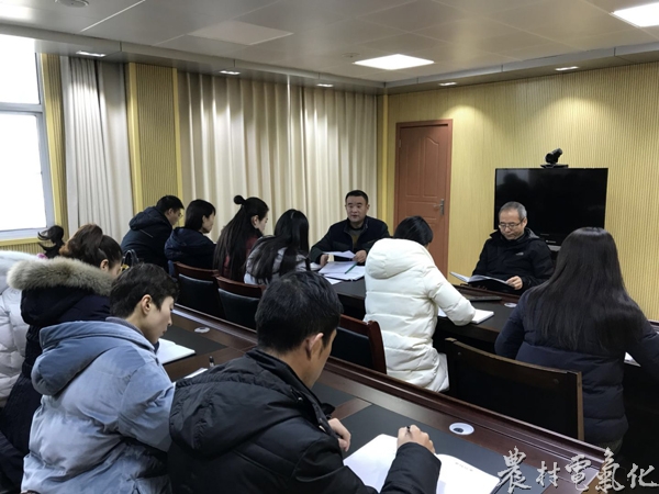 　　农村电气化网讯：1月31日，孟州市供电公司逐步召开各支部民主评议党员工作会议的形式，三步走开展&ldquo;三评&rdquo;对全体党员进行民主测评，并派出相关工作人员督导民主评议党员工作。　　今年以来，孟州公司认真对照《中国共产党章程》、《关于新形势下党内政治生活的若干准则》、《中国共产党党内监督条例》、《中国共产纪律处分条例》的规定和要求，以&ldquo;实事求是、民主公开、携手共进&rdquo;为主要原则，紧密结合实际，积极创新评议方法，开展三步走开展&ldquo;三评&rdquo;工作，