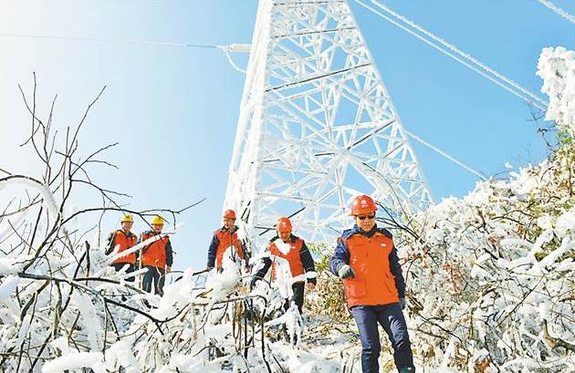 　　重庆长寿供电公司员工在观测线路覆冰情况。特约摄影 况敏　　1月31日，重庆日报记者从国网重庆市电力公司获悉，针对新一轮低温雨雪灾害天气，该公司启动灾害抢修应急预案，目前已累计出动抢修队伍483支，开展线路特巡、覆冰观测、直流融冰和故障抢修，保障全市供电线路安全运行和市民正常用电