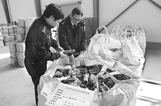             	记者近日从海关总署获悉，截至目前，海关已对2017年申领固体废物进口许可证的全部291家废五金加工利用企业开展专项行动，查发问题企业31家，涉及货值1．57亿元，涉及货物进口总量1．64万吨。去年11月10日，海关启动对进口废五金行业企业的专项稽查