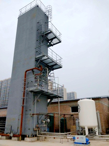 	中国储能网讯：液态空气储能技术是一种新型大规模储能技术，其主要特点是在传统压缩空气储能技术的基础上引入低温过程，将高压空气液化后常压或低压存储，具有储能密度高、成本相对较低、对地理条件依赖小等优点，适合大规模推广应用，可在很大程度上解决可再生能源发电的间歇性和波动性问题，增强电网稳定性。该技术的发展对于破解当前制约我国可再生能源的弃风弃光限电等难题具有重大意义