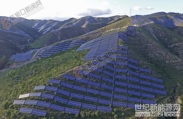 打造國內(nèi)可再生能源開發(fā)利用“樣板間”

———張家口可再生能源示范區(qū)建設(shè)成果綜述

2015年7月，國務(wù)院批復(fù)同意設(shè)立張家口可再生能源示范區(qū)。在國家、省大力支持下，在市委、市政府強(qiáng)力推動(dòng)下，經(jīng)過兩年多的發(fā)展，示范區(qū)在體制機(jī)制創(chuàng)新、商業(yè)模式創(chuàng)新、應(yīng)用技術(shù)創(chuàng)新、規(guī)?；_發(fā)、多元化應(yīng)用、本地化消納等領(lǐng)域均取得了突破性的進(jìn)展，為國內(nèi)可再生能源開發(fā)應(yīng)用提供了可復(fù)制、可推廣的成功經(jīng)驗(yàn)