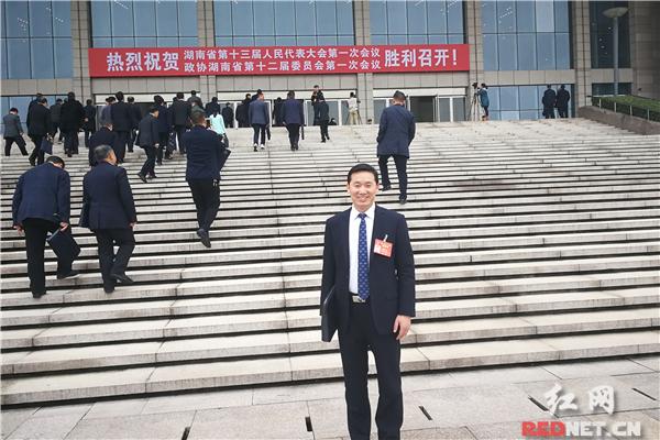             	“建议湖南省政府出台引导政策以衡阳为主要基地，重点打造我省智能电网装备产业集群。”在此次湖南省十三届人大一次会议期间，省人大代表、金杯电工衡阳电缆有限公司总经理谢良琼说