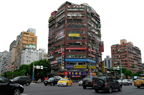             	英媒称，台湾地区近来持续陷入电信诈骗的阴影中。继肯尼亚、马来西亚与菲律宾等国后，1月25日东欧斯洛维尼亚、克罗地亚等共97名台湾人再陷入“电话诈骗”疑云，被两国警方逮捕