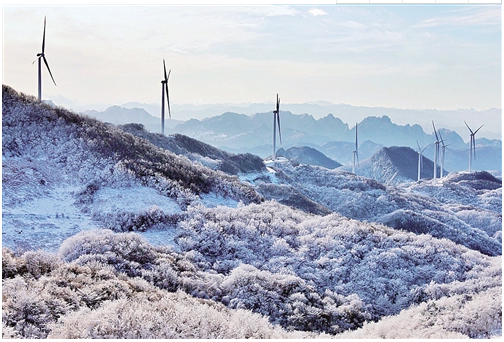             	1月28日，湖北保康县后坪镇，雪后初霁的风力发电场与蓝天、白云、高山、雪地、树林构成一幅美丽的风景画。据了解，保康县后坪镇黄连山风力发电场共有24台风力发电机组投入运营，总装机4．8万千瓦，采用全球领先的低风速发电技术，年上网电量达8280万千瓦时，年发电收入4955万元