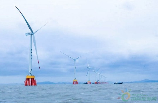 　　1月30日，隨著最新一臺風(fēng)機吊裝成功，全省首個海上風(fēng)電項目國電舟山普陀6號海上風(fēng)電場2區(qū)工程現(xiàn)已完成風(fēng)機安裝14臺，其中8臺風(fēng)機實施并網(wǎng)發(fā)電，配套設(shè)施220千伏海上升壓站、2000噸級風(fēng)機組裝碼頭、海纜敷設(shè)工程、陸上集控中心及陸上計量站等已全部完工。為切實保障春節(jié)期間轄區(qū)大型水工項目停工期安全監(jiān)管，保證風(fēng)電施工水域通航環(huán)境有序，舟山海事部門認(rèn)真比對《交通運輸部海事局關(guān)于加強海上風(fēng)電場海事安全監(jiān)管的指導(dǎo)意見》的文件要求，提前部署，多措并舉，確保春節(jié)期間海上風(fēng)電項目安全監(jiān)管工作有序開展