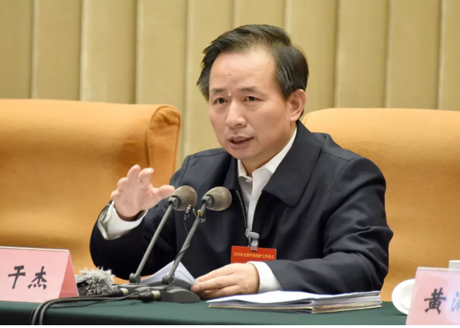 2月2日―3日,环境保护部在京召开2018年全国环境保护工作会议,安排部署2018年重点工作,环境保护部部长李干杰出席会议并讲话。李干杰指出,总体上看,当前我国生态环境保护仍滞后于经济社会发展,仍是“五位一体”总体布局中的短板,仍是广大人民群众关注的焦点问题,环境污染依然严重,环境压力居高不下,环境治理体系基础仍很薄弱