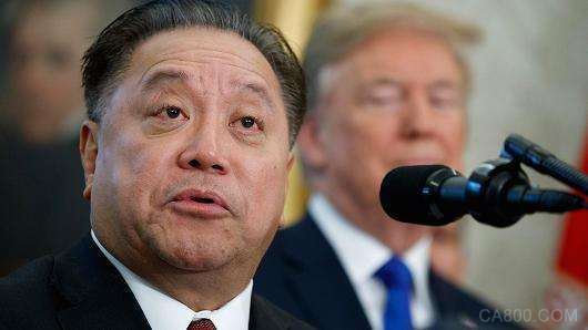 
                    
	据外电报道，博通周一宣布，已将收购高通的报价上调至每股82美元，总价1210亿美元。其中60美元为现金形式支付，而剩余则以股票形式体现