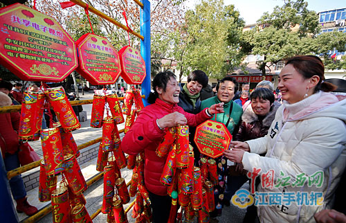             	2月6日，南昌市青山湖区湖坊镇华安社区推出的共享电子鞭炮吸引不少居民关注。当天，辖区居民只要出示身份证，缴纳200元押金，就可从社区领到一个共享电子鞭炮，无偿使用3－5天