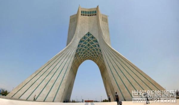 根据伊朗国有新闻通讯社伊斯兰共和国通讯社(IRNA)消息，伊朗计划沿着贯穿国家中心的德黑兰库姆公路修建一个1.5GW太阳能项目。公用事业公司库姆省配电公司总经理Mehdi Ahanin Panjeh表示，电站有助于加强电网