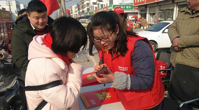 　　 中国能源网 |&nbsp;“天这么冷，电工师傅忙里忙外的不但帮我家检查修理了照明线路和家用电器，而且还送来了米油等年货，让我们老俩口亮亮堂堂、快快乐乐过大年！感谢共产党!感谢电工师傅！”2月8日上午，江苏省宿迁市宿城区蔡集镇集南村困难户陆永园紧紧地拉住蔡集供电所共产党员服务队队长吕少华的手感激地说。这是江苏宿迁供电公司精心组织开展的“迎新春 强服务”春节保电主题活动场景