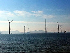             	2月6日，据英国媒体报道，2017年，英国的海上风电产能占欧洲新增海上风电产能的53％，打破了整个欧洲海上风电产能的记录。由于英国的海上风电产业起步较晚，2018年将是海上风电产能再次破纪录的一年