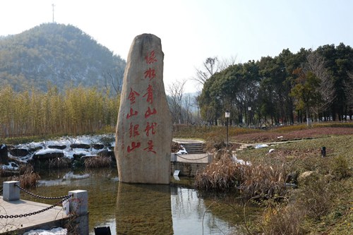 　　中国能源网报┃十九大报告指出，构建市场导向的绿色技术创新体系，发展绿色金融，壮大节能环保产业、清洁生产产业、清洁能源产业。推进能源生产和消费革命，构建清洁低碳、安全高效的能源