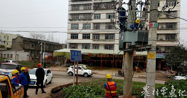 　　农村电气化网讯：2月6日，蓬溪公司副总经理罗涛对蓬南供电所进行了春节保电督查，并现场指导了保电设备消缺工作。　　在蓬南场镇天平村2B配电台区设备消缺施工现场，蓬溪公司领导向施工现场负责人了解了当日的工作任务、台区设备问题存在的原因，采取的安全措施等情况，要求要做细做实安全工作，强化施工作业现场的安全管控，逐一消除尚存的设备缺陷，筑牢春节保电的基础