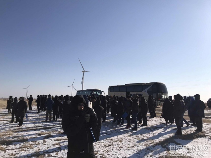 世纪新能源网（记者 张一山）报道：2月10日，包括国电投、三峡、华能、大唐、中广核、协鑫、中民新能等在内的34家国内知名光伏电站投资商共计100余人齐聚白城对项目现场进行踏勘。踏勘将分两日进行，2月11日前往大安基地