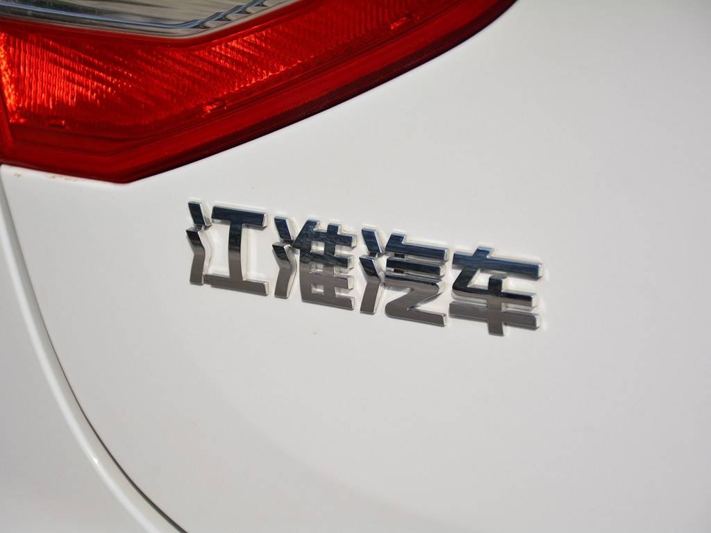                 	                    	近日，江淮汽车发布2017 年年度业绩预减公告，预计2017年实现归属于上市公司股东的净利润与2016年同期相比将减少6.77亿元左右，同比减少58%左右；预计归属于上市公司股东的扣非净利润将减少8.55亿元，同比或减少101 %左右。同时，根据江淮汽车发布的产销数据快报，2017年，江淮汽车共销售乘用车及商用车累计51.09万辆，同比下滑20.58%