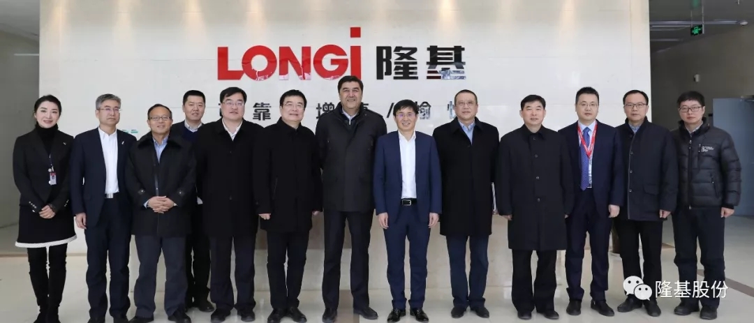 &nbsp;&nbsp;&nbsp; 中国能源网┃2月10日，国家发展和改革委员会副主任、国家能源局局长努尔?白克力一行深入隆基绿能科技股份有限公司（简称：隆基股份）调研光伏产业发展。陕西省委常委、省政府常务副省长梁桂及国家能源局综合司司长袁民，国家能源局能源节约和科技装备司司长王思强，国家能源局电力司司长黄学农，国家能源局煤炭司副司长任育之，国家能源局新能源和可再生能源司司长朱明，国家能源局国际合作司司长顾骏，国家能源局西北能源监管局局长黄少中，努尔局长秘书吴瑞鹏，国家能源局能源节约和科技装备司处长董万