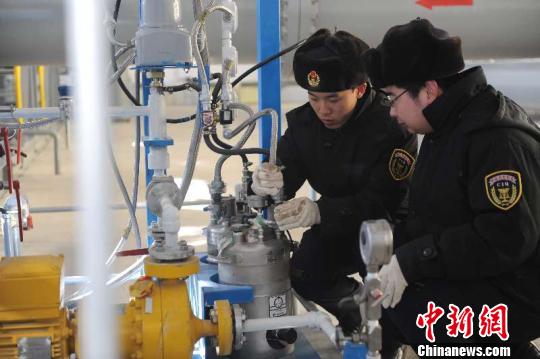 　　2018年元月，中俄原油管道进口俄罗斯原油共计241万吨，与去年同期相比增加66%。　李国军　摄　　中新网漠河2月11日电(李国军 记者 刘锡菊)11日，记者从黑龙江出入境检验检疫局获悉，2018年1月，中俄原油管道进口俄罗斯原油共计241万吨，与去年同期相比增加66%，作为中国四大国际能源通道之一，其单月输油量首次破200万吨