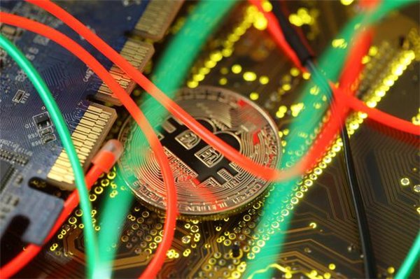             	据外媒The Register报道，包括英国和美国政府机构在内的数千家网站都在周日被一组恶意代码感染，时间长达数小时，导致感染的电脑开始秘密挖掘数字加密货币。The Register称，共有4200多个网站感染了该恶意软件，这款恶意软件是英国软件公司Texthelp公司开发的Browsealoud工具的恶意版本，这款工具原本的目的是为有视觉问题的人朗读网页内容