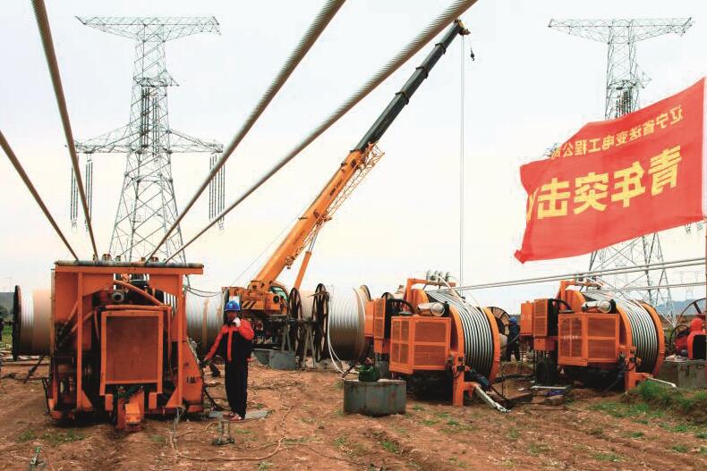 　　国网辽宁省电力有限公司深入学习贯彻党的十九大精神，按照国家电网公司&ldquo;两会&rdquo;提出的新时代建设具有卓越竞争力的世界一流能源互联网企业的战略目标和思路，开启了以&ldquo;学习新思想、落实新要求、开创新局面&rdquo;为主线，激励引导干部员工讲责任、讲法治、讲争先、讲创新、讲效率、讲精益，全面提升企业综合实力、发展活力和服务能力，推进党建升级、电网升级、管理升级、服务升级的新篇章。红色旗帜下，国网辽宁电力干部员工准确领会十九大精神，带着感情学、联系实际学，让十九大精神落地生根，