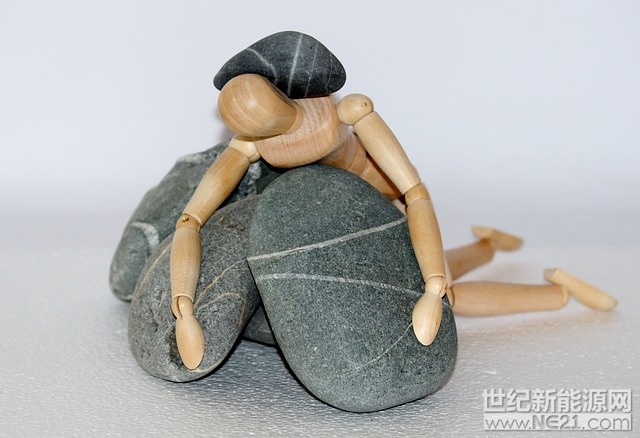 导语：从登陆纳斯达克的风光无两，到逾期兑付、退市危机的苟延残喘，SPI和绿能宝坐着过山车走过了跌宕起伏的两年。重启兑付、躲过退市危机，是垂死挣扎还是绝处逢生？跌入谷底的彭小峰还能否重上人生巅峰？至今兑付比例不足4%，股价跌幅超95%，数据恐怕很难让我们看到锦绣前程