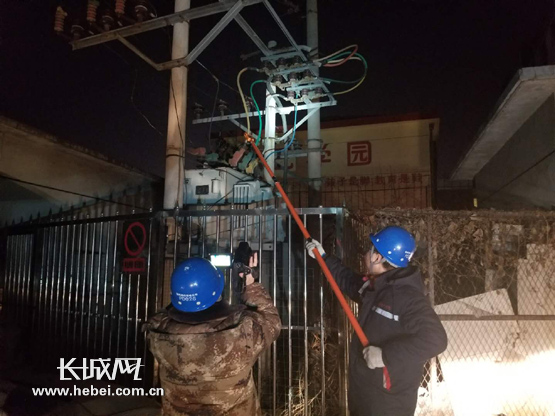             	廊坊供电公司震后第一时间启动应急响应保障用电。边晓鹏 摄排查震后电网设备运行情况