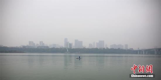             	近日，环保部网站发布广西壮族自治区对外公开中央环境保护督察整改情况，整改情况显示，截至2017年底，中央环境保护督察指出的七类37个问题，已完成整改22个，完成率为59％；基本完成整改6个；37个问题涉及的510个整改关键步骤已完成439个，完成率为86％。资料图：1月16日，广西柳州市被雾霾笼罩，市区灰蒙蒙一片