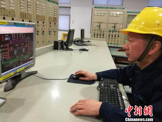汪文怀第28次在变电站过大年 杨小丽 摄 (新春见闻)湖南一变电运维人员第28次在变电站过大年 中新网岳阳2月15日电(杨小丽 汤涵清)“变电站保护装置投入正常,油温正常!”2月15日15时,在湖南岳阳市110千伏马壕变电站,国网岳阳供电公司变电运维班班长汪文怀迎着蒙蒙细雨,开始新一轮的春节保电特巡。 当天上午8时,汪文怀就带着班里2名人员来到110千伏马壕变电站,开始一天的岗位值守