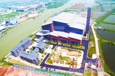             	麻涌环保热电厂餐厨垃圾处理项目投入运行。技术人员观察厂内自动化设备的运转情况
