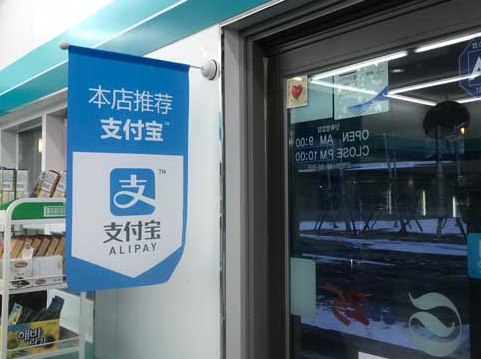             	2月9日晚，2018年平昌冬奥会拉开帷幕。朝韩运动员携手入场、两国火炬手携手将火炬传递到韩国花滑名将金妍儿手中，由她点燃主火炬，这一幕给现场和电视机前的观众带来严冬中的暖意