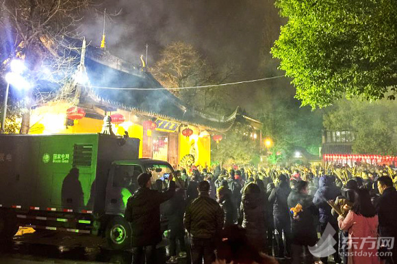 　　除夕夜，国网上海电力应急电源车在龙华寺内提供应急照明，保障市民&ldquo;烧头香&rdquo;活动秩序稳定　　为确保申城人民欢度2018年新春佳节，国网上海市电力公司积极落实春节保电各项应急抢修预案，合理安排电网运行方式，积极保障电力有序供应，确保全市居民春节安全可靠用电。　　自1月上旬起，为应对连续的寒潮和雨雪冰冻天气，国网上海电力各单位组织运维人员进一步加强城区电网设备特巡工作，针对特高压变电站、跨区换流站、重要枢纽变电站及全市范围重要区域的配网设备开展了一轮状态检测工作