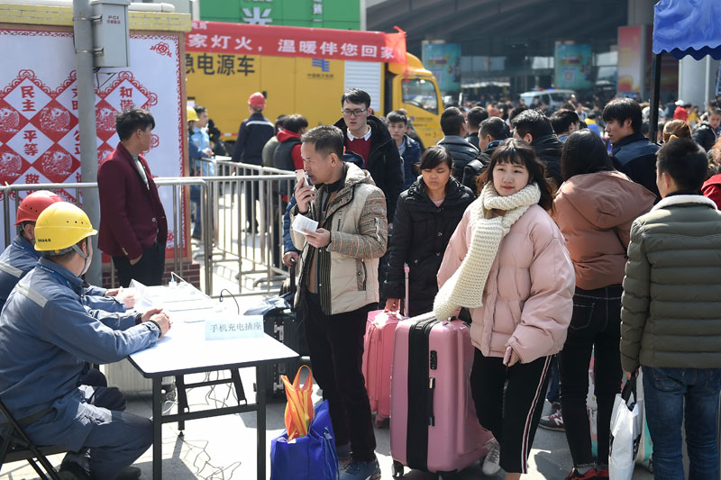 　　今年春运，广州南站日均客流量近30万人次、日均停靠动车组数量达800趟，双双位居全国第一。为确保该站供电万无一失，春运期间，南方电网广州供电局保供电团队在广州南站设立临时指挥部，配备应急电源车并对相关线路开展特巡特维