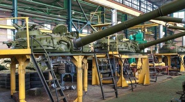             	军工企业供应链管理服务市场的发展主要取决于以下两个因素:一是军工行业交易额(可以用装备购置费反映);二是供应链管理外包的比例。结合近年来我国军费支出的增长情况、军工企业供应链外包情况以及物流成本控制情况,再通过相应的专家访谈和调研论证,得出如下市场规模