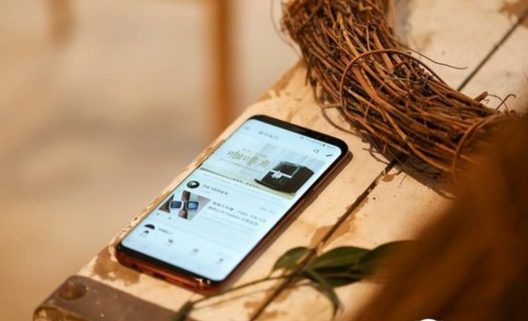                 	                    	日前根据韩媒报道，三星现在有意将旗下全视曲面屏下放到中端手机设备中，以提高盈利。全视曲面屏目前应用在三星S8/S8+和三星Note8上，用户们对其独特的设计颇有好感&mdash;没有手机黑边、屏占比惊人，被很多人誉为最全面的全面屏手机