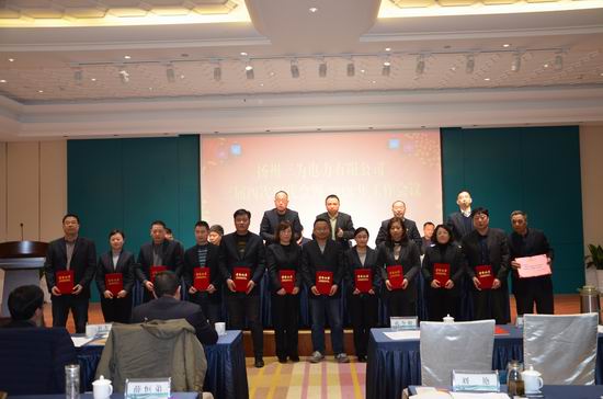 　　农村电气化网讯：2月11日下午，扬州农电公司召开三届四次职代会暨2018年工作会议，来自市郊农电的68名职工代表参加了会议。　　该公司负责人作了《夯实管理基础，实现服务提升》的工作报告，总结回顾了2017年扬州市郊农电取得的成就，分析管理上的薄弱环节，详细解读了2018年工作思路与目标，部署安全、农网建设、运维报修、指标管控、台区经理制、服务提质转型、党建标准化等12项重点工作任务
