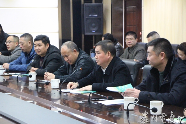 金州电力公司董事长、总经理吕世霖作传达学习图为会议现场　　农村电气化网讯：2月14日，贵州金州电力公司召开正风肃纪&ldquo;廉节&rdquo;专题会，公司董事长、总经理吕世霖在对万峰电力公司进行春节慰问的同时，结合近日州纪委关于对6起违反中央八项规定精神典型问题的通报和关于持之以恒正风肃纪确保春节风清气正的通知精神，向公司广大中层管理干部作传达学习，并对春节期间&ldquo;廉节&rdquo;的相关事宜作了强调和要求。　　专题会上，吕世霖结合中共黔西南州纪委州纪通（2018）1号《关于对6
