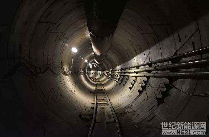 &ldquo;刷屏王&rdquo;伊隆˙马斯克又来了!关于这位天才创业冒险家的最新消息是，他的&ldquo;地下隧道&rdquo;工程拿到政府批文了。当地时间2月19日《华盛顿邮报》透露了这个消息&mdash;&mdash;特斯拉及SpaceX公司的创始人伊隆˙马斯克(ElonMusk)获得了华盛顿政府的批准，可以在纽约和华盛顿特区之间挖掘一个地下隧道，目前该工程已在华盛顿纽约大道一处停车场开始准备性挖掘