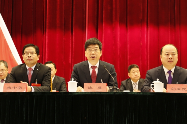                	                    	2月22日，宜兴市2017年度综合先进表彰大会在市政府会议中心举行，宜兴市委书记沈建，市人大常委会主任刘亚民，市政协主席梅中华等领导主席台就坐，隆重表彰全市各行各业、各条战线涌现的先进集体、先进个人。远东控股集团创始人、董事局主席、党委书记蒋锡培受邀出席大会并摘得由宜兴市委市政府颁发的&ldquo;优秀企业家&rdquo;奖，远东控股集团分列&ldquo;税收贡献企业&rdquo;、&ldquo;工业五十强企业&rdquo