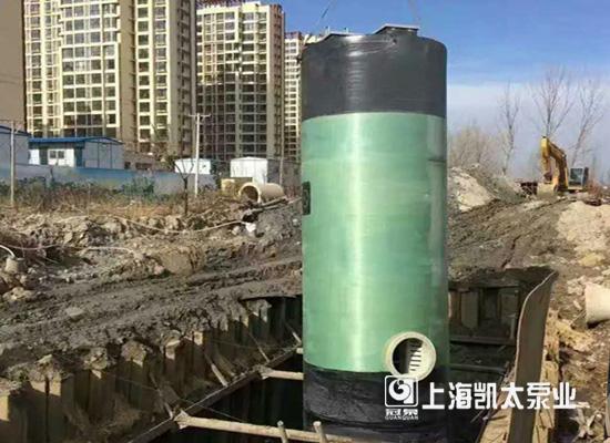 
            	雨季是一個(gè)城市最擁擠的季節(jié)，國(guó)內(nèi)許多城市存在排澇方面的問(wèn)題，一些路段幾乎逢雨必澇，嚴(yán)重影響人們的交通出行。為了改善這種現(xiàn)象，上海凱太研發(fā)了新型的一體化預(yù)制泵站，并在國(guó)內(nèi)大范圍推廣，以此來(lái)解決雨水收集、排澇以及城市排污等多種問(wèn)題