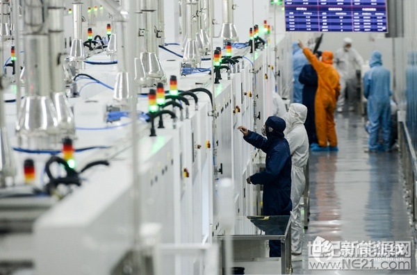 把照耀大地的阳光转化为电能,再用于生产、生活，是人类感恩大自然、爱护地球的方式。2017年9月30日，国产化率最高的500MW PERC（钝化发射极和背面电池技术）高效太阳能电池智能制造项目 &ldquo;红太阳光电&rdquo;在长沙正式投产，它利用先进的自动化装备和控制技术，结合新一代数字信息化技术，解决了传统光伏电池制造方式中光伏电池转换效率不高、产品质量参差不齐、发电成本居高不下的问题，将&ldquo;制造&rdquo;升级为&ldquo;智造&rdquo;