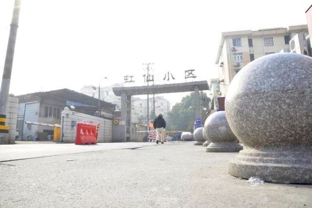             	大调研工作开展以来,上海市公安局长宁分局始终围绕人民群众最关心最直接最现实的利益问题持续发力,通过不断发现问题、研究问题、解决问题,回应百姓呼声,让群众获实惠。长宁区内有一批建于上世纪九十年代的老小区,当时不少人通过市政动迁,从老城厢里走出来,成为了这些小区居民中的一员