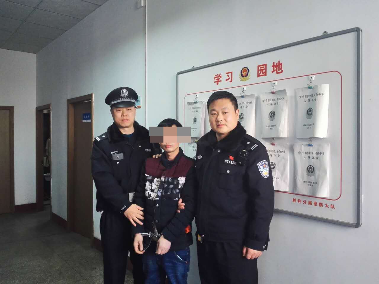             	连日来,胜利分局精心研判,精准预警,充分发挥视频监控技术在服务实战和提升打防控管能力的巨大作用,连日,分局接连抓获网上逃犯两名人,网上追逃新阵地再添新战果。准确预警,网上逃犯“秒杀”