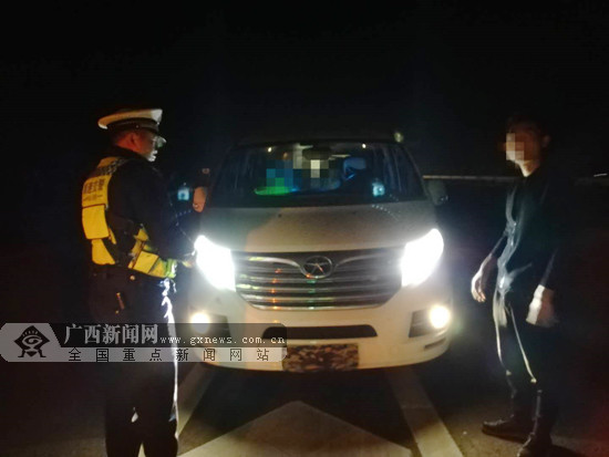             	广西新闻网通讯员&nbsp;吴桂莹供图男子故意用迷彩布遮挡机动车车牌,结果被交警抓个正着。广西新闻网通讯员&nbsp;吴桂莹供图男子故意用迷彩布遮挡机动车车牌