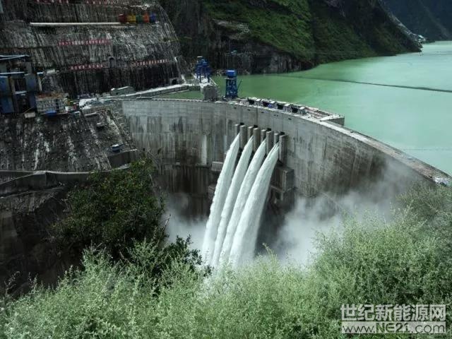 2017年，我國(guó)水電事業(yè)發(fā)展勢(shì)頭穩(wěn)中向好，新增投產(chǎn)規(guī)模超“十三五”規(guī)劃進(jìn)度。中電聯(lián)《2017～2018年度全國(guó)電力供需形勢(shì)分析預(yù)測(cè)報(bào)告》顯示，我國(guó)2017年新增水電裝機(jī)1287萬(wàn)千瓦，完成“十三五”規(guī)劃總規(guī)模目標(biāo)的21.29%，比2016年提高1.87個(gè)百分點(diǎn)