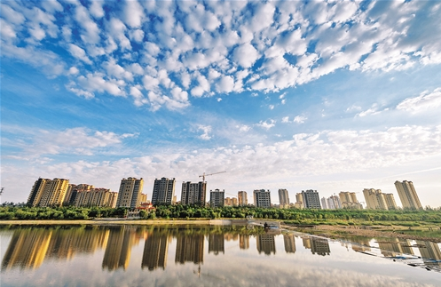             	经过大力治理，河北省的大气环境明显好转，空气优良天数逐年增加。图为碧水蓝天下的邢台七里河美景