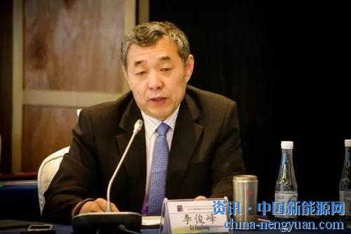                                                                                                                                                 	　　随着一系列数据出炉，光伏发电在2017年交出了一份完美的成绩单。根据国家能源局公布的数据，2017年，光伏发电新增装机5306万千瓦，居可再生能源之首