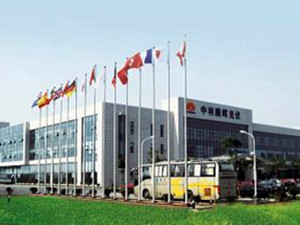                 	                    	2月24日，中利集团发布公告表示，公司以发行股份及支付现金方式向包括深圳市比克电池有限公司、西藏浩泽商贸有限公司等交易对方收购所持有的深圳比克动力电池有限公司股权。初步预计交易作价或达到100亿元，最终交易价格将经由评估机构评估后由交易各方协商确定