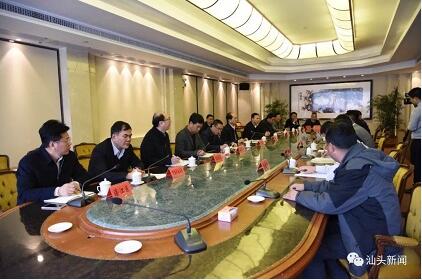 　　今天上午，市長鄭劍戈在汕頭迎賓館與上海電氣風(fēng)電集團(tuán)總裁金孝龍一行座談，就進(jìn)一步推動雙方合作進(jìn)行深入交流。
　　
　　上海電氣汕頭風(fēng)電裝備項目位于濠江區(qū)廣澳物流園，占地面積136畝，計劃投資5億元，計劃產(chǎn)能150—200臺，預(yù)計年產(chǎn)值將超過60億元