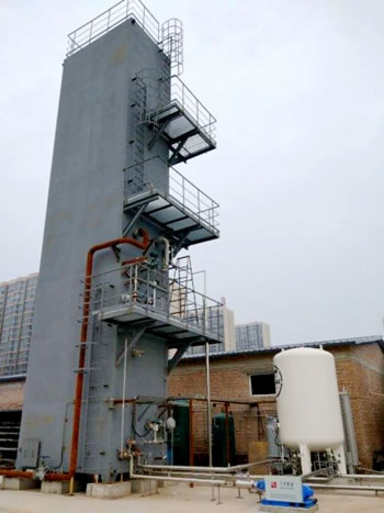 液态空气储能技术是一种新型大规模储能技术，其主要特点是在传统压缩空气储能技术的基础上引入低温过程，将高压空气液化后常压或低压存储，具有储能密度高、成本相对较低、对地理条件依赖小等优点，适合大规模推广应用，可在很大程度上解决可再生能源发电的间歇性和波动性问题，增强电网稳定性。该技术的发展对于破解当前制约我国可再生能源的弃风弃光限电等难题具有重大意义