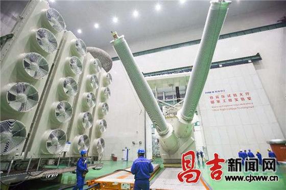             	绿色油漆刷涂的地面，像绿茵场一样，一尘不染，净得可以看见人影晃动，高大的厂房里，员工正在绕线或组装各型变压器，陪伴±1100千伏特高压项目技术攻关小组，度过一个忙碌的春节。位于昌吉市的特变电工国家特高压工程实验室内，世界首台电压等级最高的±1100千伏特高压换流变压器正在加紧研制，这是世界级输变电工程――新疆准东―皖南±1100千伏特高压直流输电工程的核心电力装备，预计今年8月前将下线投用